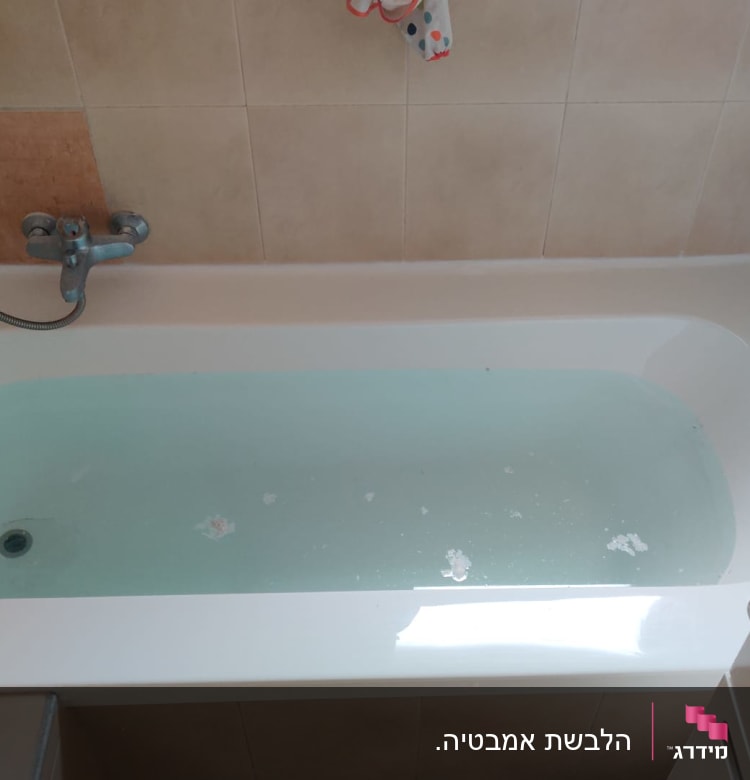 אמבטיה עם מים, ברז ומקלחת יד